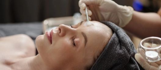 Пировиноградный пилинг: преимущества и сравнение с другими кислотами