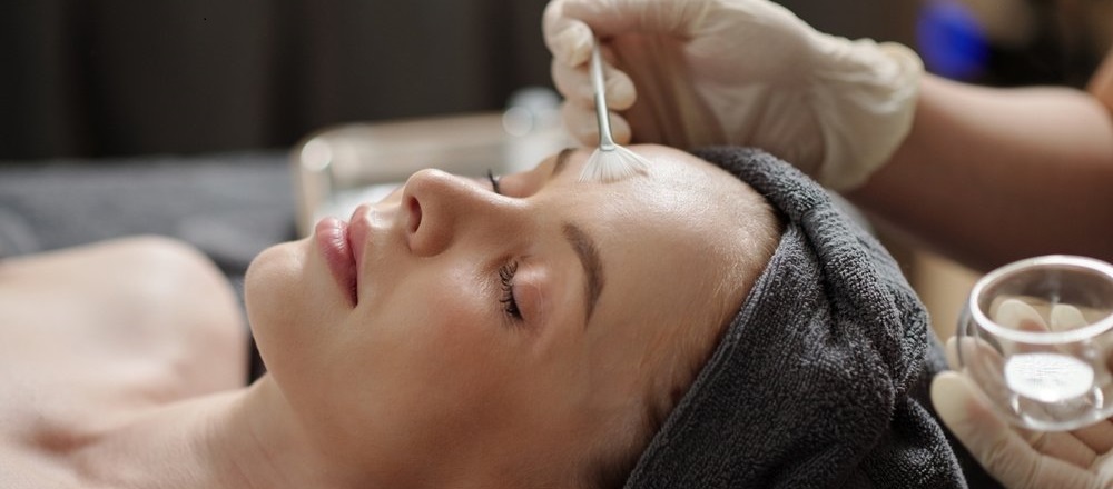 Пировиноградный пилинг: преимущества и сравнение с другими кислотами